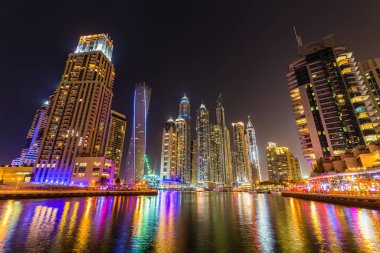 Dubai 'deki gökdelenlerin gece manzarası, Birleşik Arap Emirlikleri
