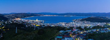 Wellington 'ın gece manzarası, Yeni Zelanda' nın başkenti Wellington 'daki Brooklyn Ordu Bankeri' nin tepesinden görülüyor.
