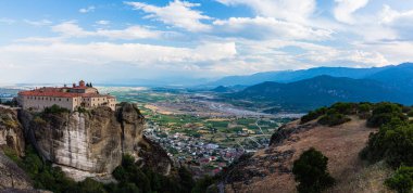 Aziz Stephen Manastırı ve Yunanistan 'ın Meteora kentindeki kayalık bir dağın üzerine inşa edilen Karanbaca şehri.