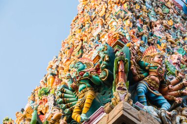Hindistan 'ın Madurai şehrindeki Meenakshi Tapınağı' nın doğu kapısı.