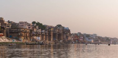 Ganj Nehri 'ndeki Gart County' de ve sabahın erken saatlerinde Hindistan 'ın Varanasi kentinde nehir boyunca yıkanan insanlar.