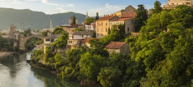 Neretva Nehri ve Stari Most Bosna-Hersek 'in Mostar kentinde