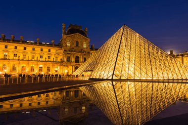 Louvre Müzesi Paris, Fransa 'da gece aydınlandı.