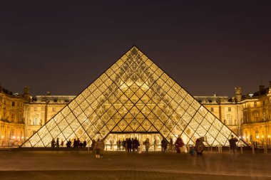 Louvre Müzesi Paris, Fransa 'da gece aydınlandı.