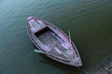 Hindistan, Varanasi 'de Ganj Nehri' nde yüzen bir tekne.