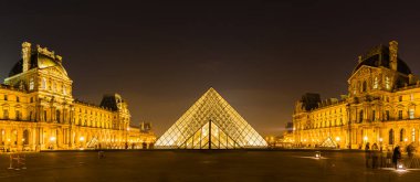 Louvre Müzesi Paris, Fransa 'da gece aydınlandı.