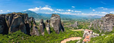Lusanu Manastırı ve St. Nicolaus Anapahus Manastırı Yunanistan 'ın Meteora kayalıklarında kayalık bir dağın üzerine inşa edilmiştir.