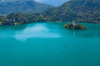 Slovenya 'nın Bled Castle kentinden St. Mary' s Church on Lake Bled and Bled Island görüldü
