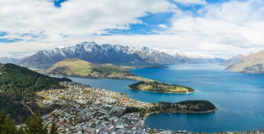 Wakatipu Gölü ve Yeni Zelanda, Queenstown 'daki Bobs Tepesi Gözlemevinden şehir manzarası