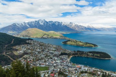 Wakatipu Gölü ve Yeni Zelanda, Queenstown 'daki Bobs Tepesi Gözlemevinden şehir manzarası