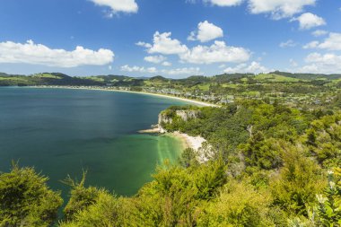 Yeni Zelanda, Coromandel Yarımadası 'ndaki Shakespeare Kayalıklarından görülen Issız Körfez