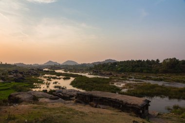 Tungabhadra Nehri ve Hindistan, Hampi 'de günbatımı gökyüzü