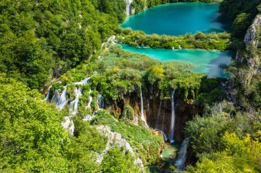 Hırvatistan 'ın Plitvice Gölleri Ulusal Parkı' nda büyük göller ve akan şelaleler