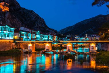 Yesilrmak Nehri Amasya 'dan akıyor ve eski kentin manzarası gece aydınlandı, Türkiye