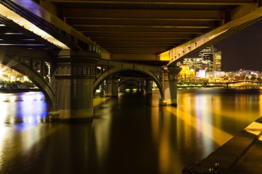Melbourne, Avustralya 'daki Yara Nehri boyunca köprünün altında.