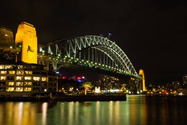 Sidney, Avustralya 'daki Liman Köprüsü gece aydınlandı.