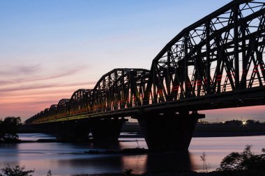 Tenryu Nehri 'nin köprüsü ve Iwata City, Shizuoka Bölgesi, Japonya' daki trenin rotası.