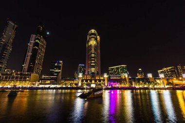 Melbourne, Avustralya 'daki Yarra Nehri boyunca gece görüşü