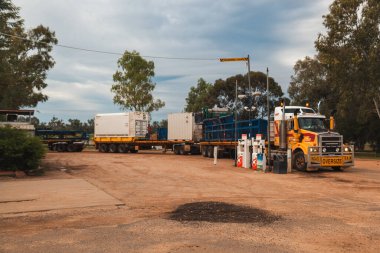 Queensland 'ın taşrasının göbeğinde büyük bir kamyon kırsal bir alanda hareket ediyor. Bulutlu bir gökyüzü altında malları teslim ediyor. Hizmet noktasına yaklaşırken toz karışıyor..