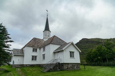 Bu tuhaf şapelde, Norveç 'in Lofoten kentindeki görkemli dağların arka planında yer alan uzun çan kulesine sahip geleneksel bir tasarım sergilenmektedir. Çevresindeki otlaklar manzarasını güzelleştiriyor..