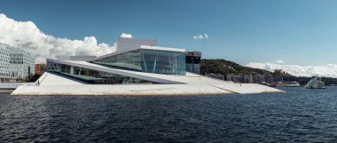 Güneşli bir günde Oslo Opera Salonu 'nun Panoraması