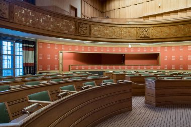 Oslo 'daki bu modern konferans salonu ahşap aksanlı ve rahat koltuklu zarif bir iç mekan sergiliyor. Konferans ve performanslar için ideal..