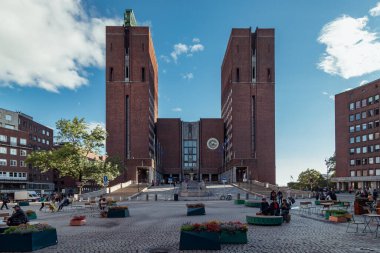 Oslo, Norveç - 18 Ağustos 2018: Açık mavi gökyüzü ile güneşli bir günde Oslo Belediye Binası 'nın canlı panoramik manzarası