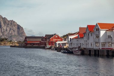 Lofoten, Norveç - 15 Ağustos 2018: Açık bir günde Norveç 'in Lofoten kentindeki geleneksel kırmızı kulübelerin büyüleyici kıyı manzarası