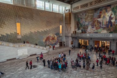 Oslo, Norveç - 18 Ağustos 2018: Yoğun bir gezi gününde Oslo Belediye Binası 'nın canlı lobisini keşfeden turistler