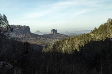 Çorak Topraklar Ulusal Parkı 'nın nefes kesen arazisinde yüksek dağlar ve yemyeşil vadiler, dingin mavi gökyüzü altında çeşitli ekosistemler sergilenmektedir. Doğa meraklıları ve gezginleri için ideal..