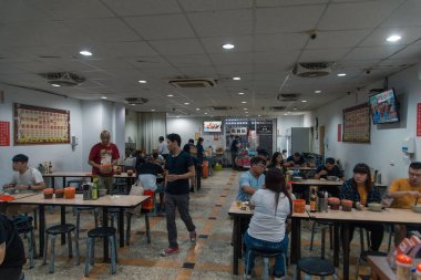 Taipei, Tayvan - 10 Ekim 2019: Kalabalık bir Taipei lokantasında yerel tatlar ve canlı bir atmosfer sergileyen akşam yemeği