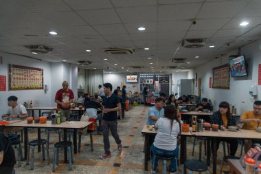 Taipei, Tayvan - 10 Ekim 2019: Kalabalık bir Taipei lokantasında yerel tatlar ve canlı bir atmosfer sergileyen akşam yemeği