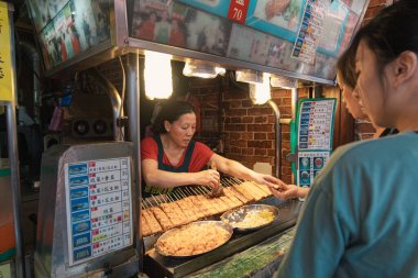 Taipei, Tayvan - 10 Ekim 2019: Taipei, Tayvan 'da canlı bir gece marketinde yerel lezzetler keşfetmek