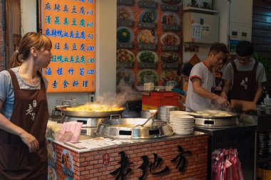 Taipei, Tayvan - 10 Ekim 2019: Canlı sokak yemekleri öğle vakti Taipei 'nin hareketli pazarında yerel lezzetleri gösteriyor