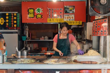 Taipei, Tayvan - 10 Ekim 2019: Tayvan 'ın Taipei kentindeki hareketli bir pazarda canlı sokak yemekleri hazırlama