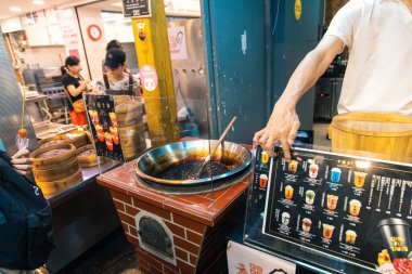 Taipei, Tayvan - 10 Ekim 2019 Taipei 'deki hareketli sokak yemeklerinin canlı lezzetlerini keşfediyor.