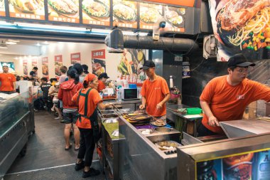 Taipei, Tayvan - 10 Ekim 2019: Taipei, Tayvan 'da yoğun satıcılar ve hevesli lokantalarla canlı gece pazarı deneyimi