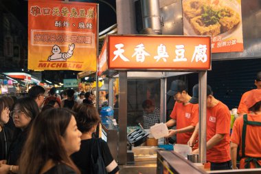 Taipei, Tayvan - 10 Ekim 2019: Parlak ışıkların altında Tayvan 'daki bir gece pazarında canlı sokak yemekleri sahnesini keşfetmek