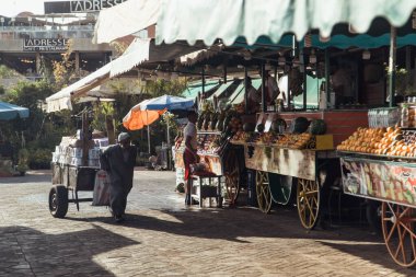 Marakeş, Fas, 23 Temmuz 2019: Marakeş, Fas, 20 Temmuz 2019: Canlı meyveler ve hareketli sokak satıcılarının sergilendiği canlı pazar