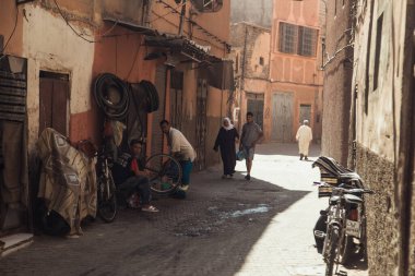 Marakeş, Fas, 20 Temmuz 2019: Sabah Marakeş 'te kalabalık bir Fas geçidinde bisiklet ve piyasa atmosferiyle