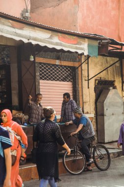 Marakeş, Fas, 20 Temmuz 2019: Marakeş 'teki renkli bir pazarda yerel halkın ilgilendiği ve alışveriş yaptığı yoğun bir sabah