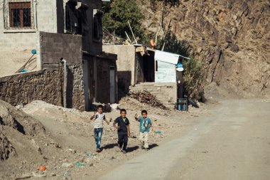 Kırsal bölge, Fas, 23 Temmuz 2019: Fas 'ın kayalık bir bölgesinde tozlu bir yolda yürüyen çocuklar