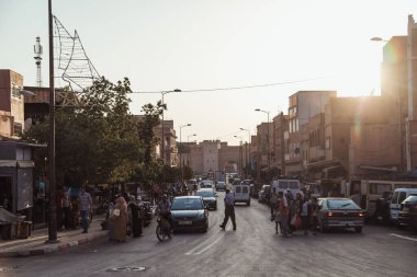 Kırsal kesim, Fas, 23 Temmuz 2019: Fas şehir merkezindeki yoğun cadde alacakaranlıkta araçlar ve yayalar şehirde cirit atıyor