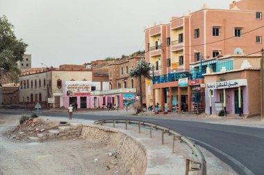 Kırsal bölge, Fas, 23 Temmuz 2019: Fas 'ın büyüleyici kentsel mahallesi karışık kullanım binaları ve hareketli bir sokak hayatı sergiliyor