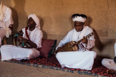 Kırsal, Fas, 23 Temmuz 2019: Müzisyenler Fas 'ta bir manzarada güneşin altında geleneksel müzik yapıyorlar