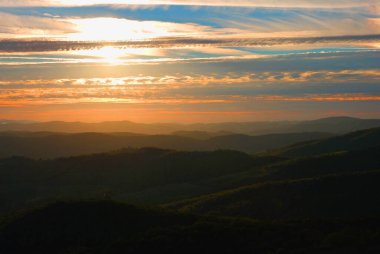 Dağın üstünde güzel bir gün batımı