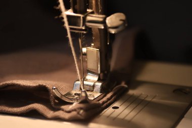 Moda tasarım stüdyosunda dikiş ve dikiş makinesine yakın çekim. 