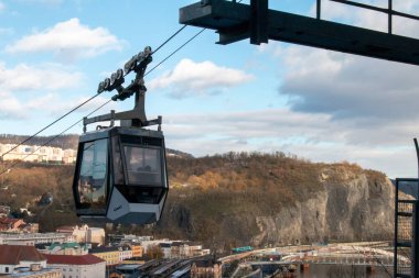 Mavi gökyüzünde bulutlu Vetruse kabini. Kablo, yeşil ulaşım.. 