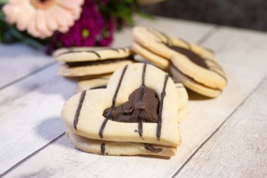 Sevgililer Günü için kalpte kurabiyeler ve arka planda bir çiçek. Kapatın. Yüksek kalite fotoğraf