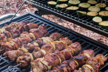 Izgarada sığır eti ve kabak. Bahar barbeküsü. Yüksek kalite fotoğraf